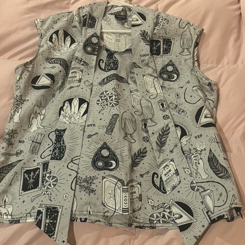 Retrolicious Top With Vintage Print Spells Bow Top
